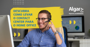 A imagem é um banner de topo do site e ao fundo temos mesas de trabalho, visível a parede branca e um computador, ambos desfocados. À frente e centralizado está um homem sorrindo e olhando para a tela do seu computador. Ele é branco, veste uma camisa social azul de mangas, com micro estampa riscada na cor branca. Ele tem os cabelos castanhos bem curtos e usa óculos, um relógio e um microfone no ouvido. Por interpretação, a imagem indica que ele está trabalhando em sua casa. Ao lado do homem tem um box na cor amarela com o seguinte texto na cor azul escuro: "Descubra como levar o Contact Center para o home office". A logo da Algar Tech assina a peça na cor branca com o texto repense possibilidades abaixo.