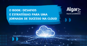 A imagem é um banner de topo e tem o fundo azul escuro. A imagem possui um conceito abstrato que envolve conexões de tecnologia e nuvem, assim ela simula uma nuvem de energia cheia de conexões, com um formato parecido aos que dão para as nuvens do céus. Na parte superior tem um box na cor azul clara com o seguinte texto na cor branca: "E-book: Desafios e estratégias para uma jornada de sucesso na cloud". A logo da Algar Tech assina a peça na cor branca e com o texto repense possibilidades abaixo.