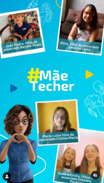 A imagem tem o fundo azul claro. Com duas fotos na parte superior de duas crianças, um menino e uma menina. No centro temos a escrita: #MãeTecher e abaixo no canto esquerdo temos a assistente virtual Sara: ela é branca, cabelos curtos escuros e enrolados. Veste uma camisa jeans e faz um coração com as mãos. Ao lado dela temos mais duas fotos com crianças uma foto tem uma menina e na outra duas meninas. 