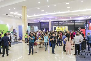 Na imagem temos uma visão geral do evento a partir do estande da Algar Tech